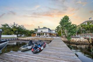 Pink Pony Villa - Waterfront Escape with Pool & Themed Rooms - 7