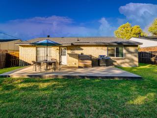 Suburban Escape 2 King Beds Quiet Neighborhood - 6