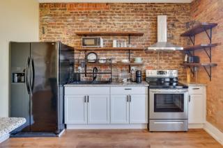 Shop, Dine and Unwind at Historic Dtwn Marshall Apt - 0