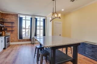 Shop, Dine and Unwind at Historic Dtwn Marshall Apt - 7