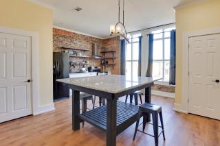 Shop, Dine and Unwind at Historic Dtwn Marshall Apt - 6