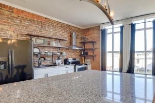 Shop, Dine and Unwind at Historic Dtwn Marshall Apt - 5