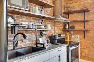 Shop, Dine and Unwind at Historic Dtwn Marshall Apt - 4