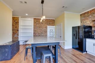 Shop, Dine and Unwind at Historic Dtwn Marshall Apt - 2