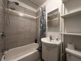 FULL KITCHEN 10min from DTOWN Room B - 2