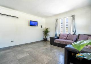 Incredible in-town pool house with BBQ area - 2