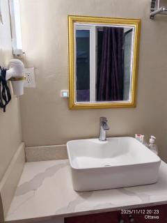 Ottawa University center near train Station & Parliament - 4