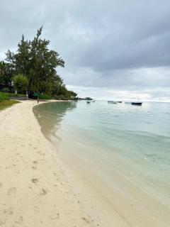 Chic poolside haven 3BR steps from the beach - 7