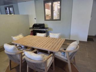 Chic poolside haven 3BR steps from the beach - 4