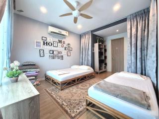 FERRINGHI RESORT 5-BEDROOM with POOL, BBQ SET, WiFi, Netflix & WALK to BEACH - Batu Ferringhi - 2