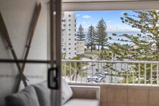 Top-Floor Ocean Views, BBQ, Walk to Snapper Rocks - 0