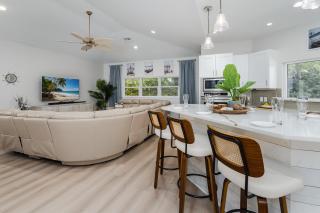 Sprawling Beach Chic - 4