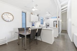 Top-Floor Ocean Views, BBQ, Walk to Snapper Rocks - 8