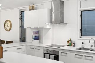 Top-Floor Ocean Views, BBQ, Walk to Snapper Rocks - 6