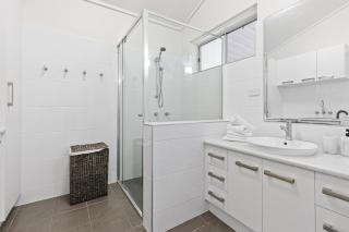 Top-Floor Ocean Views, BBQ, Walk to Snapper Rocks - 4