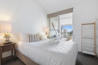 Top-Floor Ocean Views, BBQ, Walk to Snapper Rocks - 3