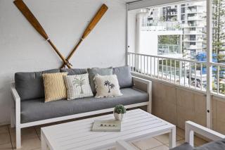 Top-Floor Ocean Views, BBQ, Walk to Snapper Rocks - 2