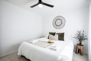 Coastal 2 Bed Apartment with Courtyard - 5