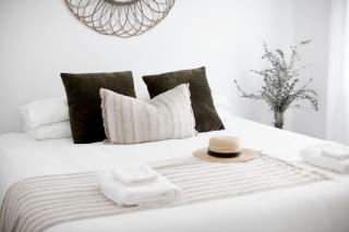 Coastal 2 Bed Apartment with Courtyard - 4