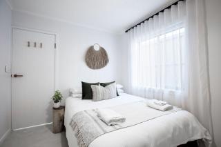 Coastal 2 Bed Apartment with Courtyard - 2