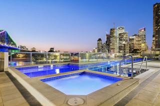 Stylish Brisbane City Stay with BBQ Pool Gym - 8