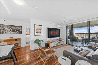 Stylish Brisbane City Stay with BBQ Pool Gym - 7