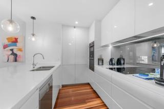 Stylish Brisbane City Stay with BBQ Pool Gym - 1