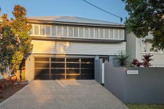 Modern New Farm Retreat by Housemark Escapes - 6