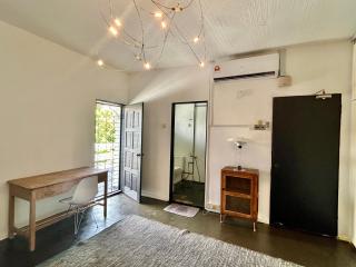 Cozy Super King Bed with Balcony SharedBungalow PJ - 9