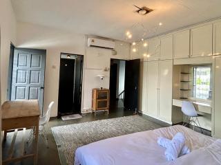 Cozy Super King Bed with Balcony SharedBungalow PJ - 1