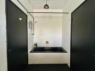 Cozy Super King Bed with Balcony SharedBungalow PJ - 3