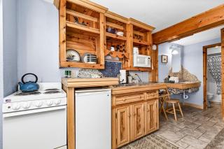 The Inn On Gitche Gumee - The Loons Nest Room - 3