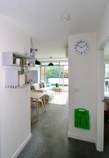 St Kilda 2BR City Beach Escape with Free Parking - 5