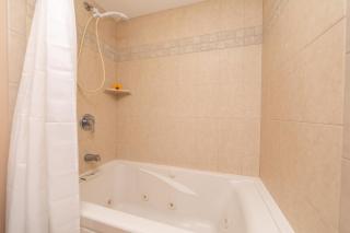 Kauhale Makai 114 · KM 114 2BD w Ocean Views AC Pool Near Beach - 1