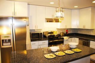 Spacious retreat with 5 bedrooms full kitchen, fenced sports court, free parking - 1