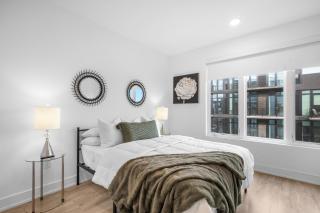 Bright 1BR Haven - Balcony Skyline Views - 7