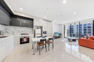 Modern 1BR Near Airport with Pool & GYM - 5