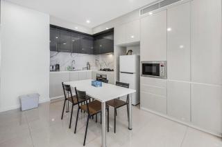 Modern 1BR Near Airport with Pool & GYM - 2