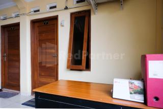 Mas Klimis Guesthouse Pakuwon Mall Mitra RedDoorz - Kejayan - 4