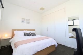 Grosvenor House 2BR and 2 Bath with Free Parking - 4