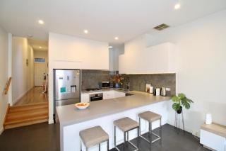 Grosvenor House 2BR and 2 Bath with Free Parking - 3