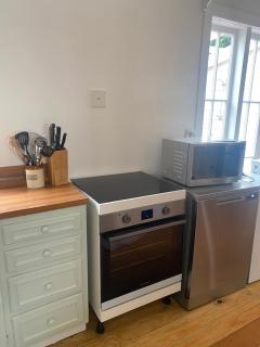 Russell Waterfront Historic Cottage - 7