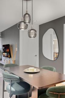 Lux King Suite, CN Tower, Sleeps 5 with Parking! - 6