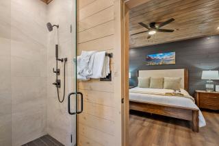 Grand 5BR Cabin w/ Indoor Pool, Theatre & Hot Tub - 7