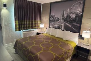 Super 8 by Wyndham Rockford South - 3