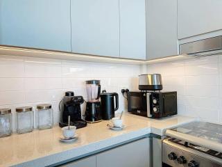 FAM Living - Spacious 3-Bedroom Apartment in Creek Gate with Stunning Views - 3