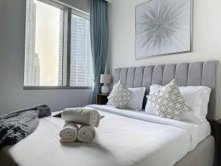 FAM Living - Spacious 3-Bedroom Apartment in Creek Gate with Stunning Views - 1