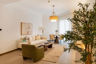 FAM Living Contemporary 2BR Oasis Waterfront Comfort Close to Downtown - 9