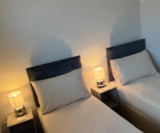 City Centre Apartment - Free Parking - Sleeps 4 - 5