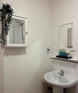 City Centre Apartment - Free Parking - Sleeps 4 - 3